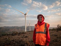 Female engineer by windpower turbines. Kerja Sama Energi Terbarukan AS-Indonesia di Sulawesi. Photo by: Rwaida Gharib. Original public domain image from Flickr