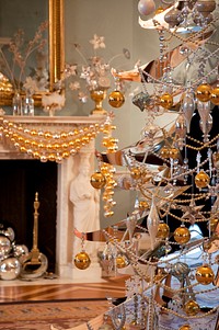 Christmas tree in Thomas Jefferson State Reception Room. Original public domain image from Flickr