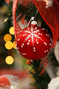 Close up on red Christmas tree ornament. Free public domain CC0 photo.