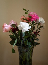 Flower arrangement. Free public domain CC0 image.