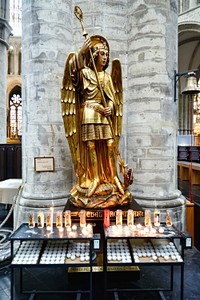 Gold Bruxelles angel statue background. Free public domain CC0 photo.