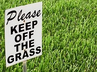 Please keep off the grass sign. 