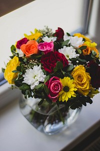 Flowers in vase. Free public domain CC0 photo.