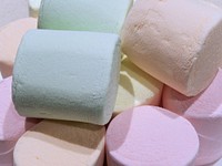 Colorful & fluffy marshmellows. Free public domain CC0 image