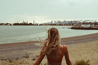 Free women in a beach back view, free public domain CC0 photo