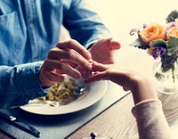 Man propose for the lady with the ring at dinner