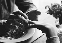 Man propose for the lady with the ring at dinner