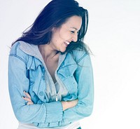 Woman with casual outfit arm crossed and smiling