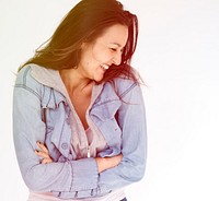 Woman with casual outfit arm crossed and smiling