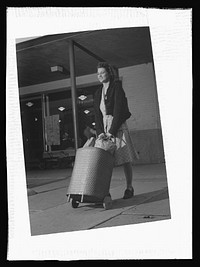 I'll carry mine. A boon for wartime shoppers, this cart is one of the various carry alls which have been devised to help Mrs. America get purchases home, now that truck deliveries are limited. Sourced from the Library of Congress.