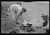 Making lunch along the roadside, near Henrietta [i.e., Henryetta,] Oklahoma. This is a migrant family en route to California by Russell Lee
