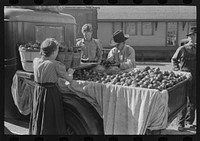 Selling apples, Jacksonville, Texas by Russell Lee