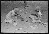 [Untitled photo, possibly related to: The Whinery children playing. Pie Town, New Mexico] by Russell Lee