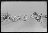 Start of soapbox auto race at July 4th celebration at Salisbury, Maryland. Sourced from the Library of Congress.