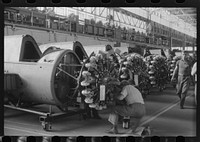 Mounting the engines in the Vought-Sikorsky Aircraft Corporation, Stratford, Connecticut. Sourced from the Library of Congress.