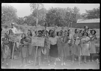 CIO pickets jeering at few workers who were entering a mill in Greensboro, Greene County, Georgia. Sourced from the Library of Congress.