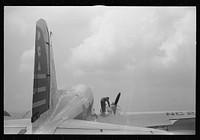 [Untitled photo, possibly related to: Planes on the field at the municipal airport in Washington, D.C.]. Sourced from the Library of Congress.