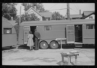 Visitors inspecting the trailer exhibit at the Rutland Fair, Rutland, Vermont. Sourced from the Library of Congress.