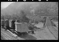 Along main road between Charleston and Gauley Bridge, West Virginia. Sourced from the Library of Congress.