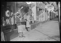 Domestic servants waiting for streetcar on way to work early in the morning. Mitchell Street, Atlanta, Georgia. Sourced from the Library of Congress.