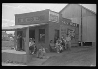 Men hanging around crossroads store, Greene County, Georgia. Sourced from the Library of Congress.