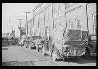 Farmers bringing tobacco to warehouse in trailers, on top of their cars and even inside their cars for auction. Durham, North Carolina. Sourced from the Library of Congress.