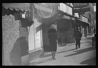 [Untitled photo, possibly related to: Street in Mebane, North Carolina in morning before tobacco auction sale]. Sourced from the Library of Congress.