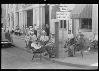 Farmers exchanging news and greetings on Saturday afternoon in front of courthouse. Versailles, Kentucky. Sourced from the Library of Congress.