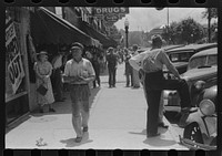 [Untitled photo, possibly related to: Farmers in town on Saturday afternoon. Russellville, Kentucky]. Sourced from the Library of Congress.