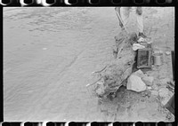 [Untitled photo, possibly related to: Fishing on Ohio River front in Louisville, Kentucky]. Sourced from the Library of Congress.