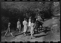Relatives and friends of the family of the deceased going home from a memorial meeting in the mountains near Jackson, Kentucky. See general caption no. 1. Sourced from the Library of Congress.