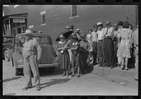 [Untitled photo, possibly related to: Farmers and townspeople in center of town on court day, Campton, Kentucky]. Sourced from the Library of Congress.