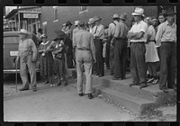 Farmers and townspeople in center of town on court day, Campton, Kentucky. Sourced from the Library of Congress.