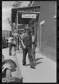 [Untitled photo, possibly related to: Farmers and townspeole on "Jockey Street" in Campton, Kentucky]. Sourced from the Library of Congress.