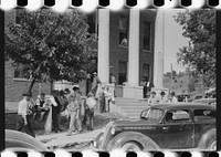 Farmers and townspeople in front of courthouse on court day in Campton, Kentucky. Sourced from the Library of Congress.