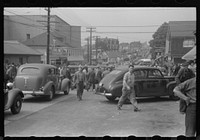 Traffic congestion in Groton, Connecticut, at afternoon change of shift of Electric Boat Works. Sourced from the Library of Congress.