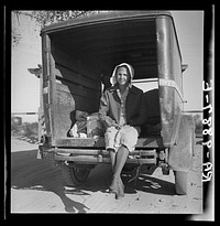 Migrant cotton picker on way to field. Kern migrant camp, California. Sourced from the Library of Congress.
