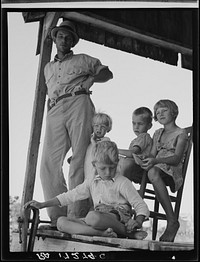 Cotton sharecropper family near Cleveland, Mississippi. Sourced from the Library of Congress.