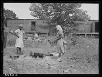 Florida migrants cooking lunch on an improvised stove. Belcross, North Carolina. Sourced from the Library of Congress.