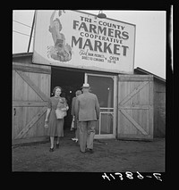 Customers at the entrance of the Tri-County Farmers Co-op Market in Du Bois, Pennsylvania. Sourced from the Library of Congress.