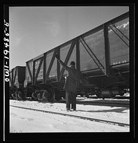 Joilet, Illinois. Conductor giving the brakeman the signal to apply and release the brakes before the train leaves on the Atchison, Topeka and Santa Fe. Sourced from the Library of Congress.