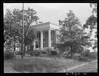 Old plantation house on main highway between Greensboro and Augusta, Georgia. Sourced from the Library of Congress.