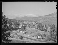 [Untitled photo, possibly related to: Hood River, Oregon, shipping and shopping center for Hood River Valley, where apples and pears are main crops] by Russell Lee