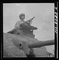 Fort Belvoir, Virginia. Sergeant George Camblair learning the operation of a tank. Sourced from the Library of Congress.