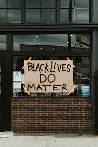 Black lives do matter sign in a window at Hollywood &amp; Vine. 2 JUN, 2020, LOS ANGELES, USA
