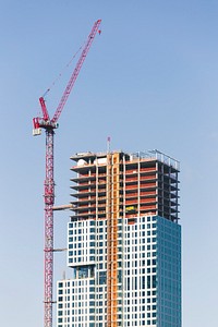 Free building, crane image, public domain architecture CC0 photo.