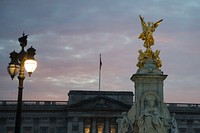 Buckingham Palace statue