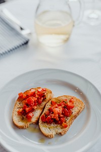 Healthy salsa on toasts recipe