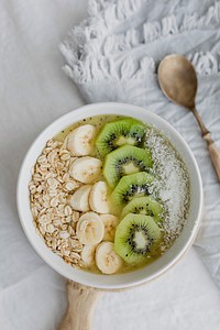Healthy oatmeal breakfast bowl recipe idea flatlay