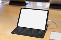 Tablet screen mockup and keyboard product showcase psd